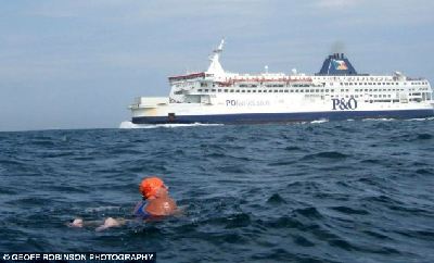 56岁老妇创横渡英吉利海峡最慢纪录