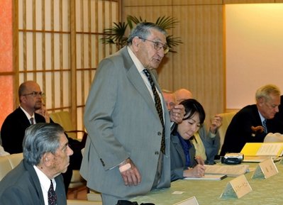日本外相向二战时期美军幸存战俘及家属道歉(图)