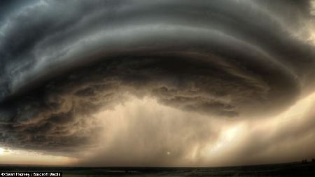 美国电工拍到神奇的超级单体风暴——“上帝之眼”