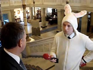 讽刺议会像马戏团 乌克兰记者穿“兔装”前去采访