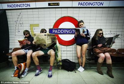 伦敦近百人参与“不穿裤子乘地铁”活动 创始者仅为娱乐
