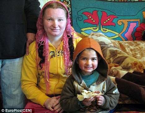 吉普赛人早婚早育 23岁罗马尼亚妇女成全球最年轻外婆