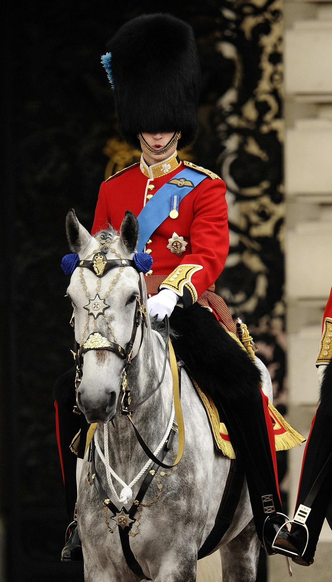 英举行女王生日庆典仪式 威廉王子首次骑马护送