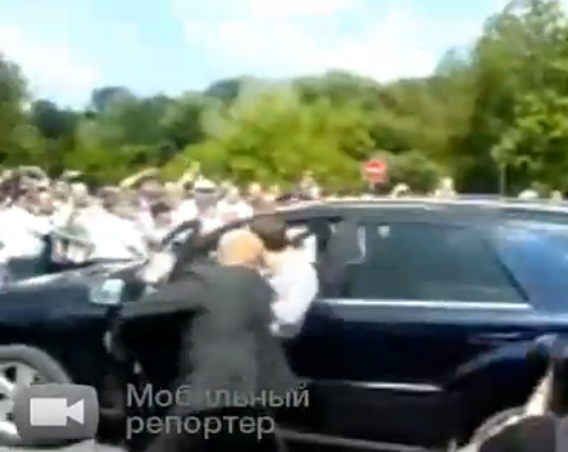 驾车技术不高险撞人群 俄总统视频网上流传