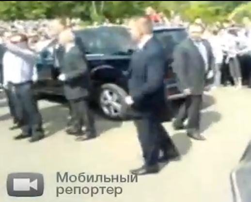 驾车技术不高险撞人群 俄总统视频网上流传