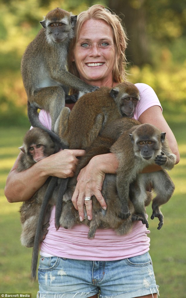 美国妇女自认“猴妈” 饲养5只猕猴形影不离甚至同睡