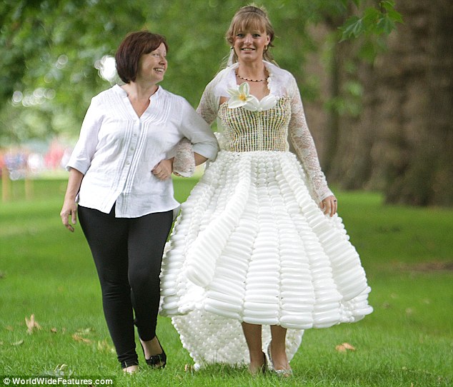 受凯特婚纱启发 英妇人用5000个气球吹制出神奇婚纱赠给爱女