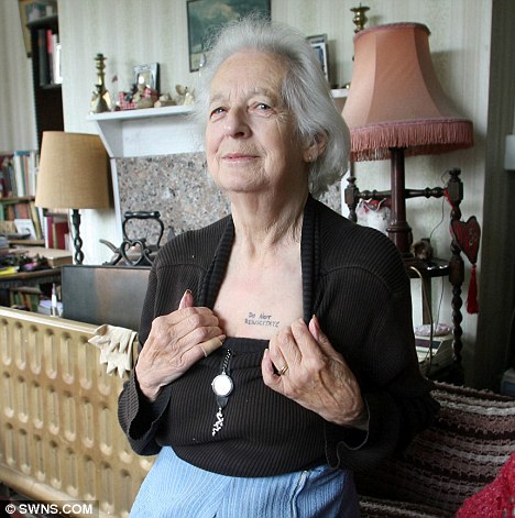 英国81岁老妪为体面死去竟在胸口刺“不要抢救”文身