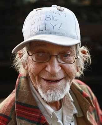美97岁喜剧演员住豪宅当乞丐 坚持17年只为慈善
