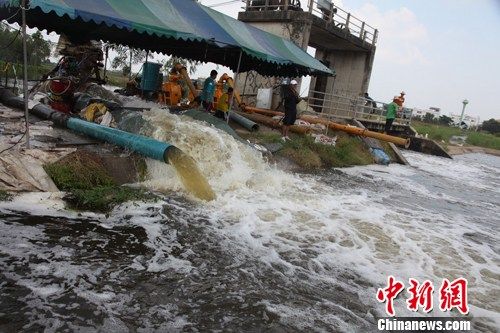 泰国洪灾已致320人死亡 曼谷北部居民随时撤离