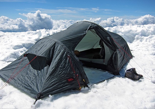 图：帐篷搭在云端 梦幻雪景令人称奇