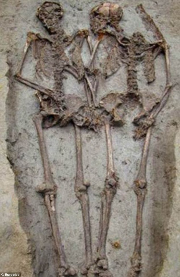 意千年前合葬墓展现感人场景：一对情侣死后仍牵手