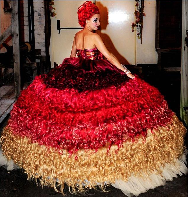 英设计师打造诡异“头发婚纱” 欲请Lady Gaga试穿