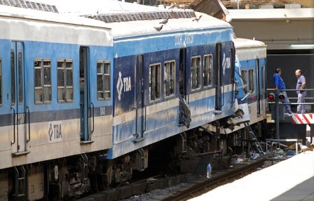 阿根廷城铁发生严重脱轨事故 至少50人死600多人伤