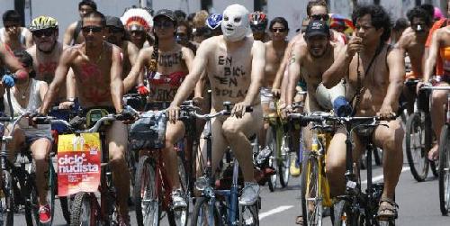 秘鲁民众“裸体骑单车” 呼吁保护骑车者权益