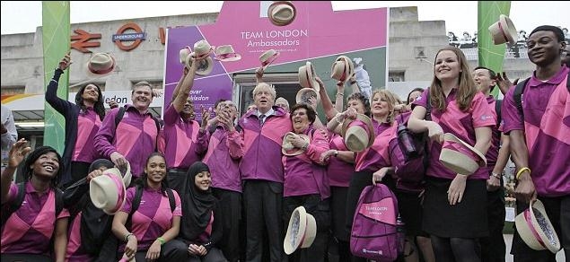 伦敦奥运会志愿者制服粉嫩登场公众媒体大跌眼镜