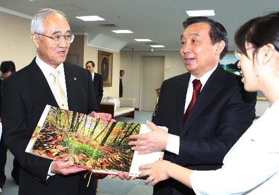 国新办主任王晨为日本创价大学中国图书馆揭牌