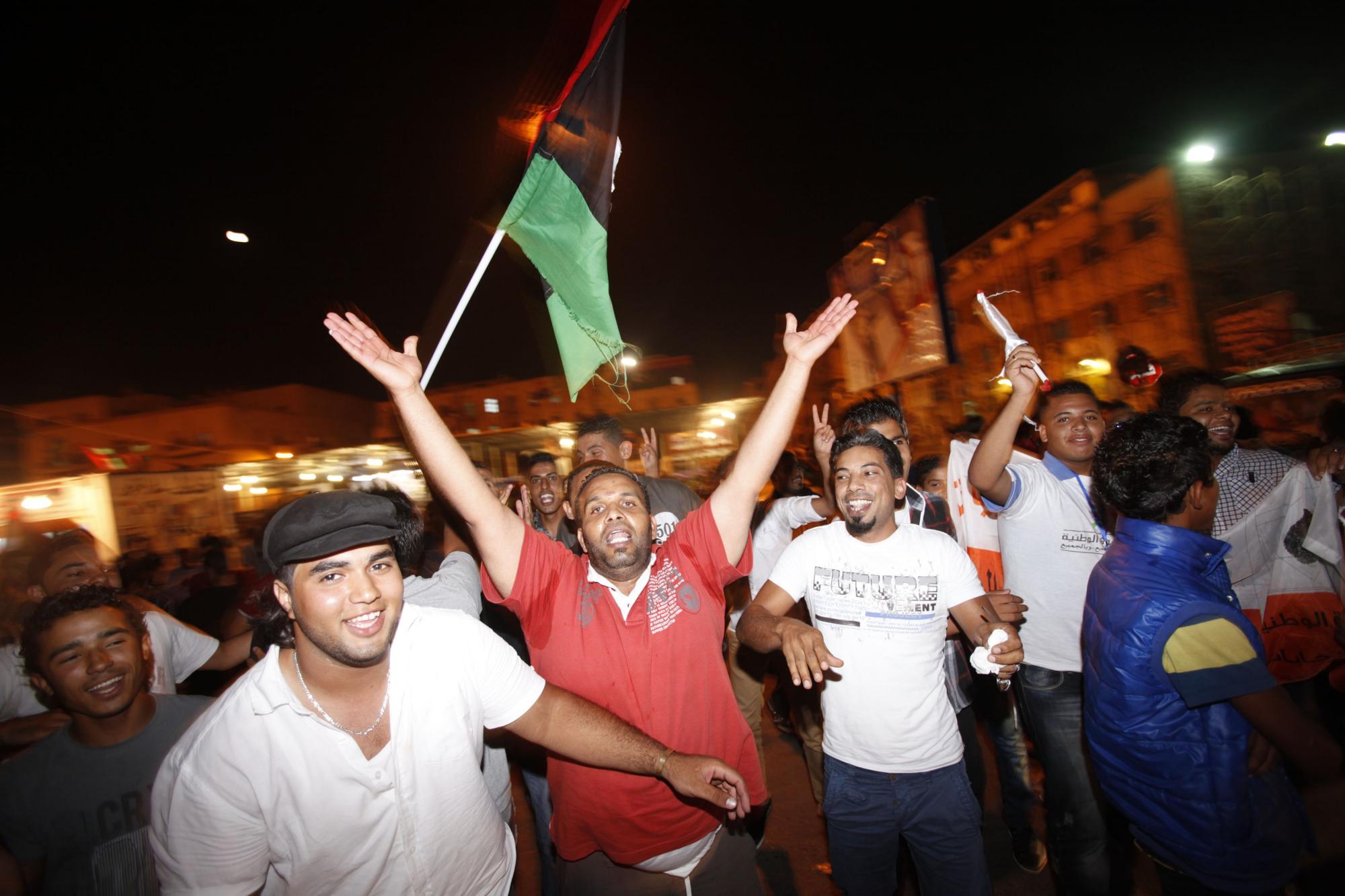利比亚人狂欢庆祝60年来首次自由选举 初步结果9日揭晓