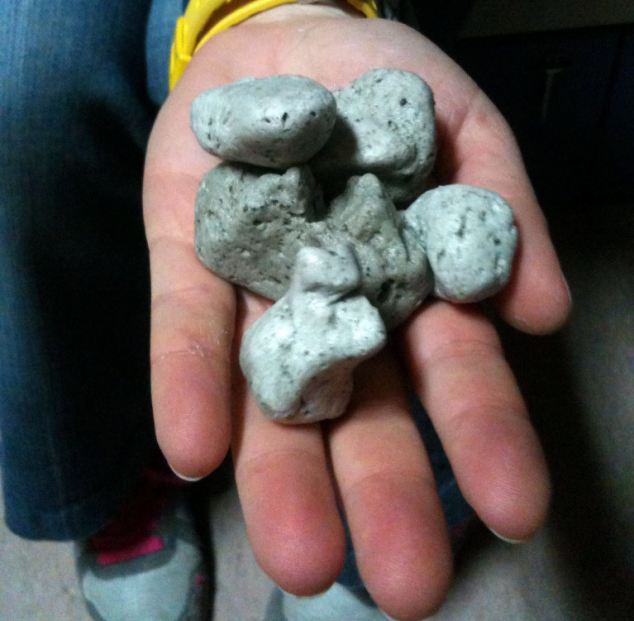 太平洋海面惊现大片火山岩群 仿若冰架边缘