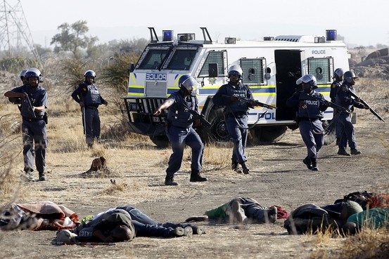 南非警察开枪射击罢工矿工 据称已有至少30人丧生