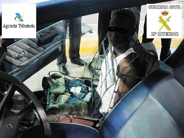 偷渡男伪装成汽车座椅入境 西班牙警察慧眼识“创意”