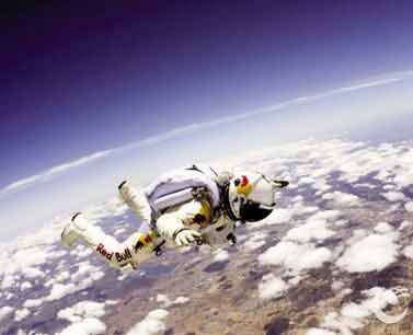 奥地利冒险家身穿宇航服自太空边缘超音速跳伞