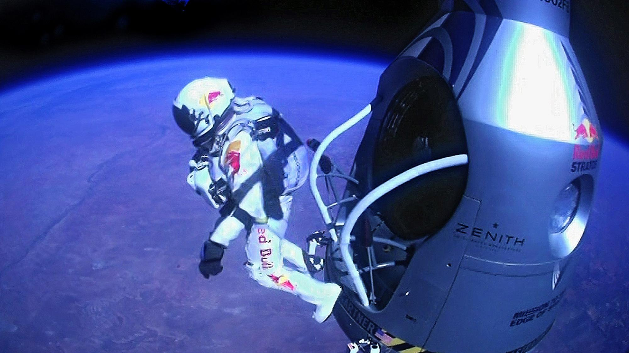 宇航员跳伞图片