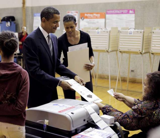 奥巴马夫妇提前投票网上互动秀恩爱 选情胶着再迎唇枪舌战