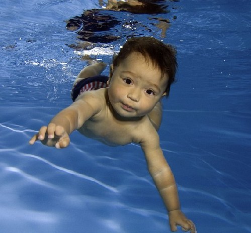 组图：“潜水宝宝”梦幻可爱 自在跳起水下芭蕾