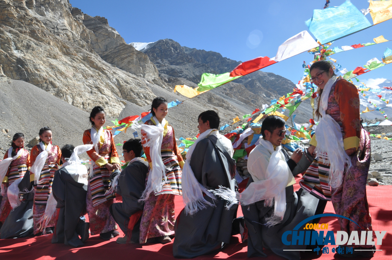 10对新人登珠穆朗玛峰办史上“最高婚礼”