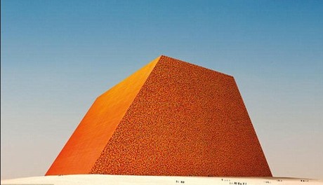 美艺术家拟建世界最大平顶金字塔 耗资2.12亿英镑动用40万个油桶