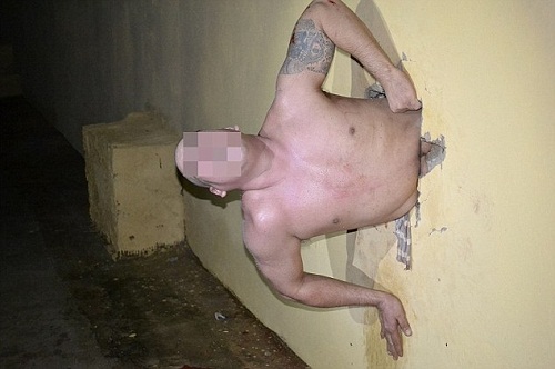 图：巴西一囚犯越狱在墙上打洞 肚子太大被卡洞中