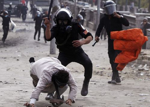 埃及骚乱持续升级 抗议者无视宵禁令袭击警察局