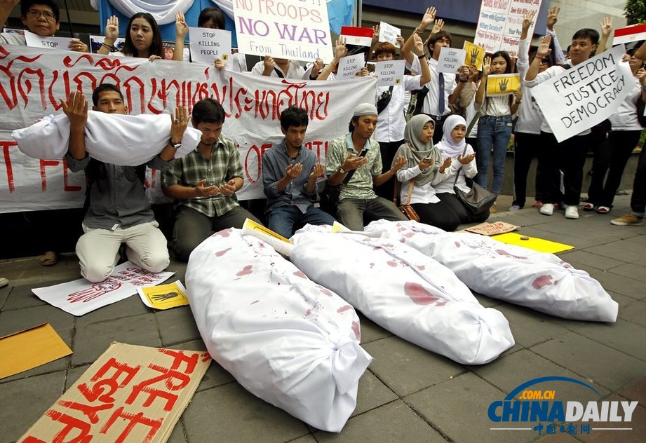 泰国民众携“尸体”在埃及大使馆前示威 抗议军方血腥清场（组图）