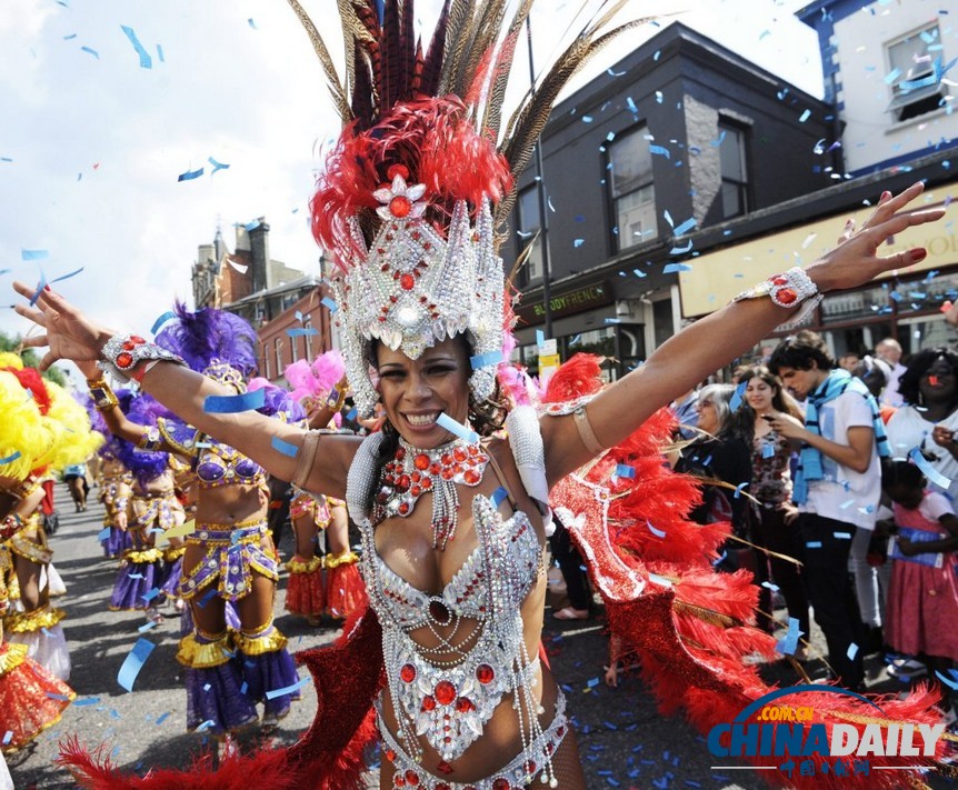 英国诺丁山狂欢节 阳光、美女汇聚成欢乐海洋（图）