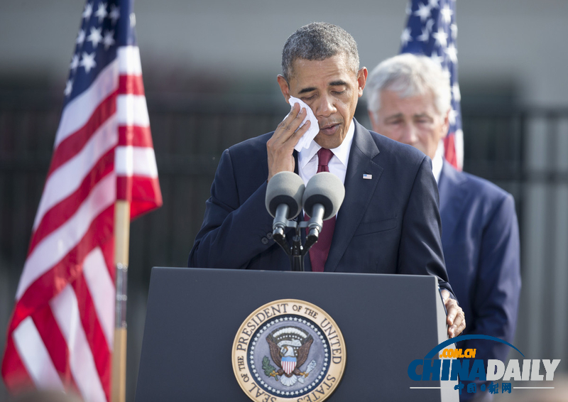 奥巴马出席9·11事件纪念活动 天气炎热狂擦脸