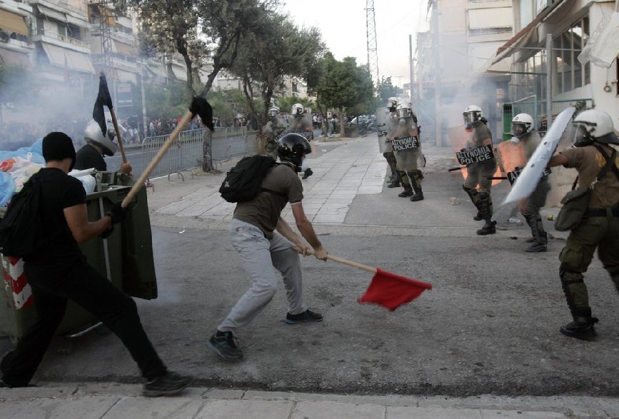 雅典民众暴力示威 希腊社会危机或濒临“红线”