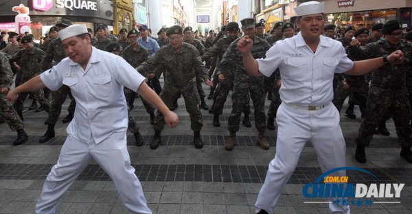 韩国士兵街头表演快闪热舞 鼓励青年参军（组图）