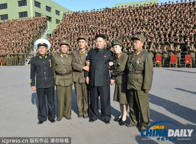 朝鲜最高领导人金正恩观看军人艺术庆典(图)