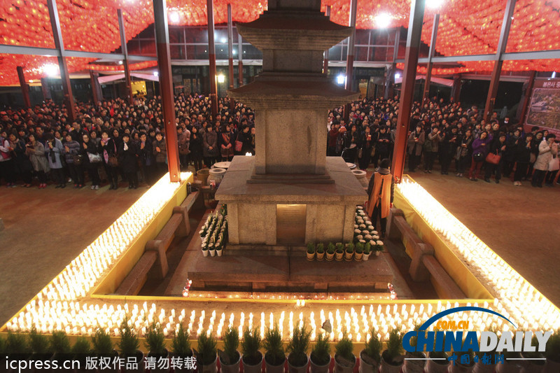 疯狂高考：考试在即 韩国学生家长跪拜祈福（图）