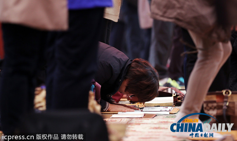 疯狂高考：考试在即 韩国学生家长跪拜祈福（图）