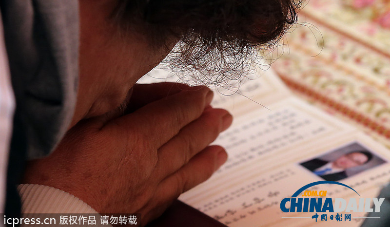 疯狂高考：考试在即 韩国学生家长跪拜祈福（图）