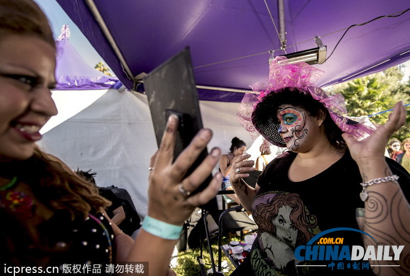 美国好莱坞墓园举行亡灵节庆祝活动