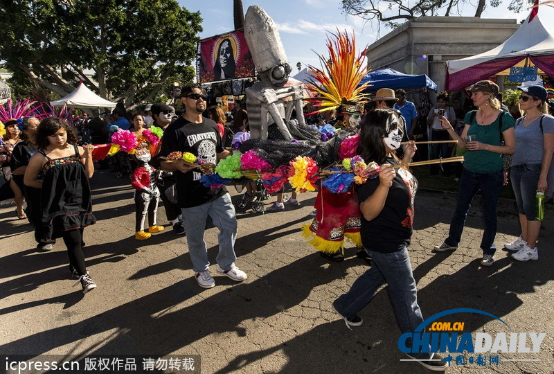 美国好莱坞墓园举行亡灵节庆祝活动