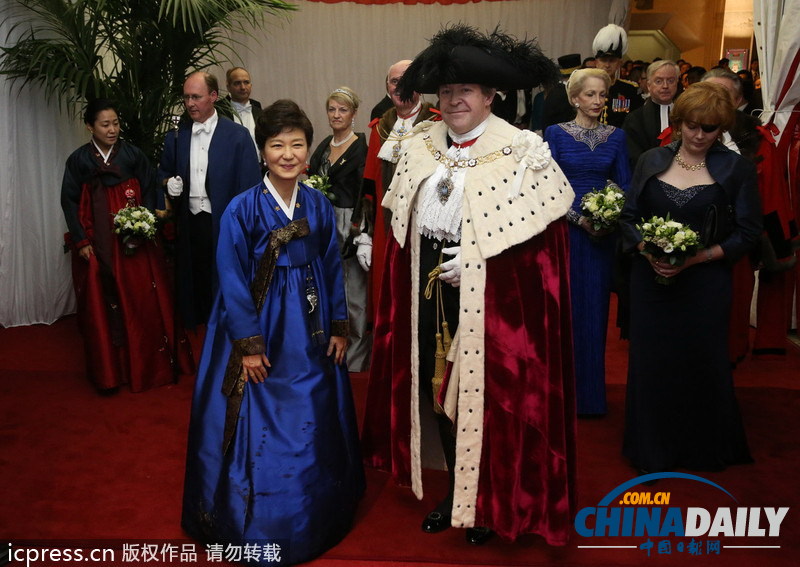 朴槿惠赴伦敦金融城市长晚宴 穿韩服长裙被绊倒