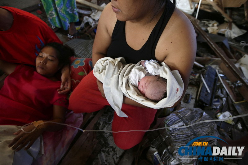 菲律宾台风重灾区传来好消息 孕妇机场诞下女婴
