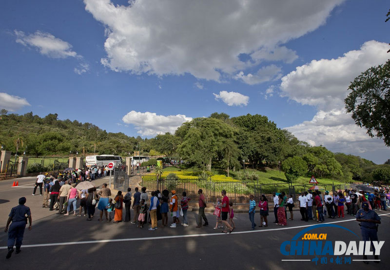 南非民众排长队等车 手拉手前去瞻仰曼德拉遗体