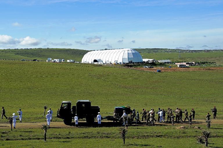 曼德拉遗体葬于家族墓地 4500宾客出席国葬仪式