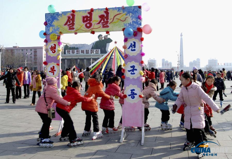 看烟花玩滑轮献花篮 朝鲜民众喜迎新年