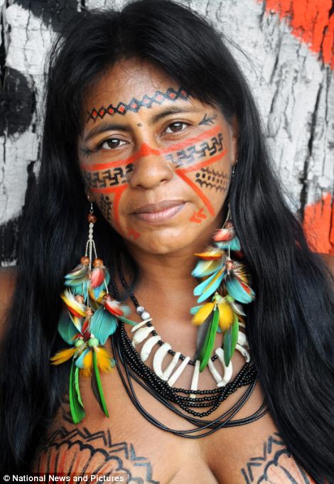 探访巴西亚马逊原始部落 女性赤裸上半身